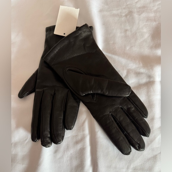 Bloomingdale's Accessories - Bloomingdale's Classic Black Leather Gloves